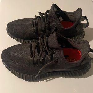 Yeezy’s Black size 5 Like new!